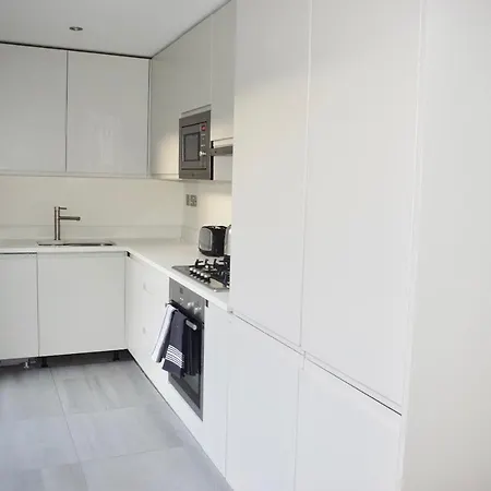 Classic 2 Bedroom Near The City Centre *